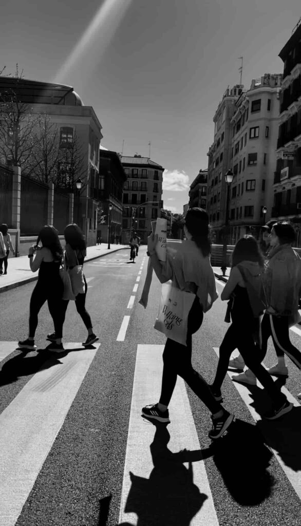 Glamour.es menciona la tendencia Walking Girls. Clandestinemood.